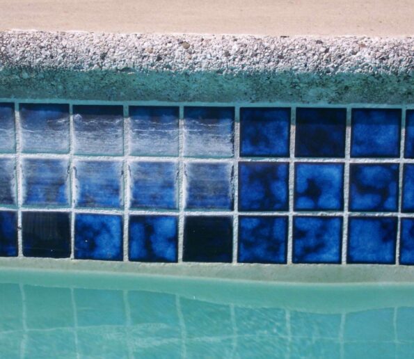 Pool Tile Cleaning Image 1 595x516